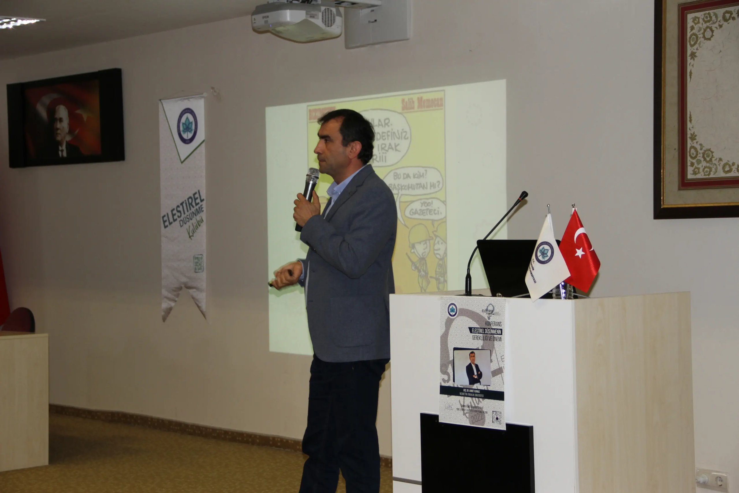 Doç. Dr. Ahmet Kurnaz "Eleştirel Düşünmenin Gerekliliği ve Önemi" konulu konferanslarını yapıyor.